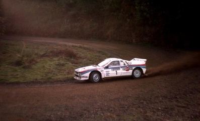 Walter Röhrl - Christian Geistdörfer
13º Sanyo Rally of New Zealand 1983. Lancia Rally 037 (TO X98907). Clasificado 1º.

Éste Rally disputado en su totalidad sobre superficie de grava habi­an 2 especiales con mas de 50 Km, SS11 y SS28, dos de mas de 60 Km, SS13 y SS14, otra de mas de 70 Km, SS30, y una mas, SS19 de 95.09 Km.

Del 25 al 28 de Junio, Auckland, Nueva Zelanda.
Superficie: tierra.

El Rally tenia un total de 2.622 km de los que 1071.09 km divididos en 33 tramos eran especiales.

Tomaron la salida 59 equipos, finalizaron 33.
@
Palabras clave: Walter_Röhrl;Lancia;Rally;Nueva_Zelanda;1983;Grupo_B