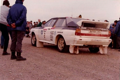 Hannu Mikkola - Arne Hertz
3º Marlboro Rally Argentina San Carlos de Bariloche 1983. Audi Quattro A2 (IN-NH 26). Clasificado 1º.

Del 2 al 6 de Agosto, Buenos Aires, San Carlos de Bariloche, Argentina.
Superficie: tierra.

El Rally tenia un total de 3244.00 Km de los que 1254.34 divididos en 18 tramos eran especiales.

Habían 3 tramos de mas de 100 Km cronometrados:
SS3 Zapala - Rahue de 108.60 Km
SS9 Cholila - Esquel de 106.30 Km
SS12 Norquinco - Pilcaniyeu de 104.60 Km.

Tomaron la salida 94 equipos, finalizaron 27.
@
Palabras clave: ;Audi;Quattro;Argentina;Grupo_B;1983