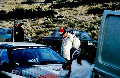 Hannu Mikkola - Arne Hertz
3º Marlboro Rally Argentina San Carlos de Bariloche 1983. Audi Quattro A2 (IN-NH 26). Clasificado 1º.

Del 2 al 6 de Agosto, Buenos Aires, San Carlos de Bariloche, Argentina.
Superficie: tierra.

El Rally tenia un total de 3244.00 Km de los que 1254.34 divididos en 18 tramos eran especiales.

Habían 3 tramos de mas de 100 Km cronometrados:
SS3 Zapala - Rahue de 108.60 Km
SS9 Cholila - Esquel de 106.30 Km
SS12 Norquinco - Pilcaniyeu de 104.60 Km.

Tomaron la salida 94 equipos, finalizaron 27.
@
Palabras clave: ;Audi;Quattro;Argentina;Grupo_B;1983;Personajes