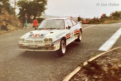 Henri Toivonen - Fred Gallagher
21º Rothmans Manx International Rally 1983. Opel Manta 400 (GG-CT 361). Clasificado 1º.

Del 14 al 17 de Septiembre, Douglas, Isla de Man.
Superficie: asfalto.

El Rally constaba de 49 tramos cronometrados (5 de ellos fueron cancelados, SS22 Eairy, SS24 St. Aarvey, SS25 Cronk, SS26 Lhen y SS27 Druidale).
Desconocemos los kilómetros tanto cronometrados como totales de la prueba.

Tomaron la salida 120 equipos, finalizaron 48.

© Ian Delve.
@
Palabras clave: Henri_Toivonen;Opel;Manta;Manx;Grupo_B;1983;saltos