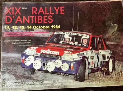 Jean-Luc Thérier - Michel Vial
PORTADA DE LA EDICION DE 1984

PHOTO
18º Rallye International d'Antibes 1983. Renault 5 Turbo Tour de Corse (21 QV 28). Clasificado 1º.

Del 13 al 15 de Octubre, Antibes, Alpes Marítimos, Provenza-Alpes-Costa Azul, Francia.
Superficie: asfalto.

El Rallye tenia un total de 513.00 km cronometrados.
Desconocemos en cuantos tramos especiales se dividian.

Tomaron la salida 153 equipos, finalizaron 69.@
Palabras clave: ;Renault;Turbo;Grupo_B;Antibes;1983;Portada