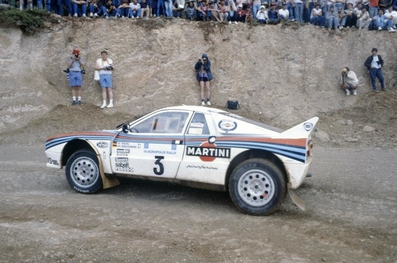 Walter Röhrl - Christian Geistdörfer
30º Rothmans Acropolis Rally 1983. Lancia Rally 037 (TO Y88745). Clasificado 1º.

Del 30 de Mayo al 2 de Junio, Atenas, Grecia.
Superficie: tierra.

El Rally tenia un total de 2264 km de los que 843.30 km divididos en 45 tramos eran especiales, (uno de ellos fue cancelado SS22 Tsouka de 6.57 km).

Tomaron la salida 120 equipos, finalizaron 36.@
Palabras clave: Walter_Röhrl;Lancia;Rally;Grecia;Grupo_B;1983;Acropolis