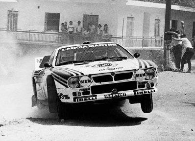 Walter Röhrl - Christian Geistdörfer
30º Rothmans Acropolis Rally 1983. Lancia Rally 037 (TO Y88745). Clasificado 1º.

Del 30 de Mayo al 2 de Junio, Atenas, Grecia.
Superficie: tierra.

El Rally tenia un total de 2264 km de los que 843.30 km divididos en 45 tramos eran especiales, (uno de ellos fue cancelado SS22 Tsouka de 6.57 km).

Tomaron la salida 120 equipos, finalizaron 36.@
Palabras clave: Walter_Röhrl;Lancia;Rally;Grecia;Grupo_B;1983;Acropolis