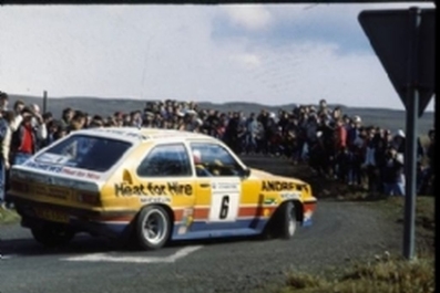 Russell Brookes - Mike Broad
44º Rothmans Circuit of Ireland Rally 1983. Vauxhall Chevette 2300 HSR (XEG 550X). Clasificado 1º.

Del 1 al 5 de Abril, Belfast, Irlanda del Norte.

El Rally tenia un total de 864.82 Km cronometrados divididos en 5 etapas y 54 tramos eran especiales (2 de ellos fueron cancelados SS34 Glen Ellen de 13.26 km y SS41 Ballybuck de 17.28km).

Tomaron la salida 105 equipos, finalizaron 34.@
Palabras clave: Vauxhall_Chevette;Grupo_B;Circuit_Ireland;Irlanda;1983