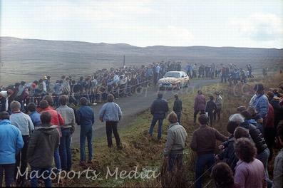 Russell Brookes - Mike Broad
44º Rothmans Circuit of Ireland Rally 1983. Vauxhall Chevette 2300 HSR (XEG 550X). Clasificado 1º.

Del 1 al 5 de Abril, Belfast, Irlanda del Norte.

El Rally tenia un total de 864.82 Km cronometrados divididos en 5 etapas y 54 tramos eran especiales (2 de ellos fueron cancelados SS34 Glen Ellen de 13.26 km y SS41 Ballybuck de 17.28km).

Tomaron la salida 105 equipos, finalizaron 34.@
Palabras clave: Vauxhall_Chevette;Grupo_B;Circuit_Ireland;Irlanda;1983