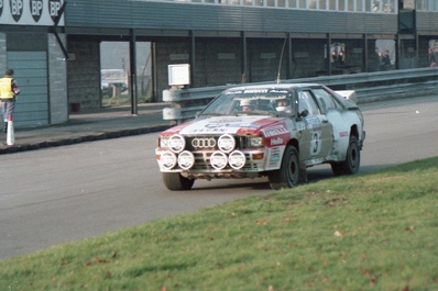 Stig Blomqvist - Bjorn Cederberg
32º Lombard RAC Rally 1983. Audi Quattro A2 (44 CMN). Clasificado 1º.

Del 19 al 22 de Noviembre, Bath, Inglaterra.
Superficie: tierra.

El Rally tenia un total de 2231 km de los que 835.33 km divididos en 59 tramos eran especiales, (2 de ellas fueron canceladas SS22 Wark de 38.14 Km y SS41).

Se inscribieron 139 equipos, tomaron la salida 127, finalizaron 61.@
Palabras clave: Stig_Blomqvist;Audi;Quattro;Gran_Bretaña;Grupo_B;1983;RAC_Rally;Inglaterra;