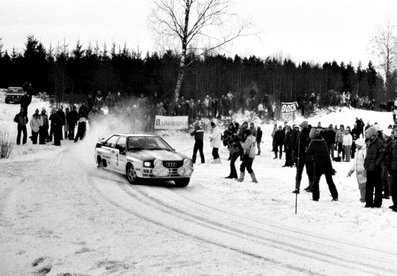 Hannu Mikkola - Arne Hertz
33º International Swedish Rally (Suecia) 1983. Audi Quattro A1 (IN-NN 82). Clasificado 1º.

Del 11 al 13 de Febrero, Karlstad, Suecia.
Superficie: nieve - hielo.

El Rally tenia un total de 1505.00 km de los que 476.10 km divididos en 25 tramos eran especiales (uno de ellas fue cancelada SS12 Radasjon de 6 Km).

Se inscribieron 137 equipos, tomaron la salida 137, finalizaron 67.@
Palabras clave: Hannu_Olavi_Mikkola;Audi;Grupo_B;Quattro;Suecia;nieve;1983