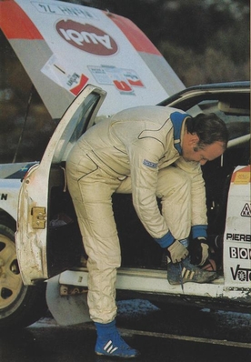 Stig Blomqvist
3º Marlboro Rally Argentina San Carlos de Bariloche 1983. Audi Quattro A2 (IN-NH 74). Clasificado 2º.
Copiloto: Björn Cederberg

A 189.53 km/h de media, es la marca oficial que estableció Stig Blomqvist en un record que perdura hasta la actualidad.
Los rallyes nunca habí­an sido tan rápidos ni se habí­a ido tan a fondo.

Concretamente esto sucedió en la primera especial, la que uní­a Fray Louis Beltran y Valle Azul
de 81.50 km de recorrido.

Algunos pilotos que salí­an mas atrás, como Di Palma que llevaba el quinto Audi oficial (en este caso alquilado), tuvieron incluso la posibilidad de superar a 27 pilotos en pleno tramo.

Apenas con tres o cuatro curvas, dicha especial se realizaba con el hierro a fondo y fe en Dios... y mas en el caso de Stig, que debí­a confiar en las notas de Mikkola, ya que él no hab­ia podido realizar los reconocimientos.

Del 2 al 6 de Agosto, Buenos Aires, San Carlos de Bariloche, Argentina.
Superficie: tierra.

El Rally tenia un total de 3244.00 Km de los que 1254.34 divididos en 18 tramos eran especiales.

Habían 3 tramos de mas de 100 Km cronometrados:
SS3 Zapala - Rahue de 108.60 Km
SS9 Cholila - Esquel de 106.30 Km
SS12 Norquinco - Pilcaniyeu de 104.60 Km.

Tomaron la salida 94 equipos, finalizaron 27.
@
Palabras clave: Stig_Blomqvist;Audi;Quattro;Argentina;Grupo_B;1983;Personajes