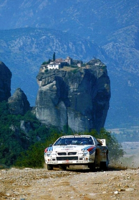 Markku Alén - Ilkka Kivimäki
30º Rothmans Acropolis Rally 1983. Lancia Rally 037. Clasificado 2º.

Del 30 de Mayo al 2 de Junio, Atenas, Grecia.
Superficie: tierra.

El Rally tenia un total de 2264 km de los que 843.30 km divididos en 45 tramos eran especiales, (uno de ellos fue cancelado SS22 Tsouka de 6.57 km).

Tomaron la salida 120 equipos, finalizaron 36.

Foto en SS Meteora
@
Palabras clave: Markku_Alen;Lancia;Rally;Grupo_B;Grecia;1983;Acropolis;Meteora