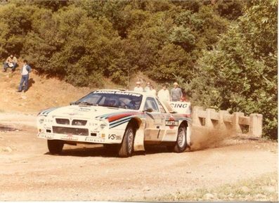 Markku Alén - Ilkka Kivimäki
30º Rothmans Acropolis Rally 1983. Lancia Rally 037. Clasificado 2º.

Del 30 de Mayo al 2 de Junio, Atenas, Grecia.
Superficie: tierra.

El Rally tenia un total de 2264 km de los que 843.30 km divididos en 45 tramos eran especiales, (uno de ellos fue cancelado SS22 Tsouka de 6.57 km).

Tomaron la salida 120 equipos, finalizaron 36.@
Palabras clave: Markku_Alen;Lancia;Rally;Grupo_B;Grecia;1983;Acropolis