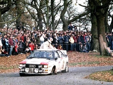 Hannu Mikkola - Arne Hertz
32º Lombard RAC Rally 1983. Audi Quattro A2 (IN-NV 3). Clasificado 2º.

Habían dado un toque destrozando la rueda delantera izquierda.
Arne montado encima del coche por la parte trasera derecha, intentando hacer algo de contrapeso para que la parte delantera izquierda no tocara tanto en el suelo.

Del 19 al 22 de Noviembre, Bath, Inglaterra.
Superficie: tierra.

El Rally tenia un total de 2231 km de los que 835.33 km divididos en 59 tramos eran especiales, (2 de ellas fueron canceladas SS22 Wark de 38.14 Km y SS41).

Se inscribieron 139 equipos, tomaron la salida 127, finalizaron 61.@
Palabras clave: ;Audi;Quattro;Grupo_B;crash;Gran_Bretaña;1983;detalles;Inglaterra;