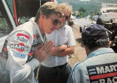 27º Tour de Corse - Rallye de France 1983
LAS 4 PRIMERAS POSICIONES PARA EL EQUIPO MARTINI RACING

Lancia's Rally 037 de:
1º Markku Alen, 2º Walter Rohrl, 3º Adartico Vudafieri, 4º Attilio Bettega.

En la foto Walter Rohrl parece estar rogando a Ninni Russo que le deje intentar ganar el Rally.

Aquí un texto de Walter Rohrl (16-05-2023) explicando lo sucedido:
"Fiorio se puso especialmente nervioso y se recibieron órdenes de puesto.
Como que en ese momento estábamos delante con 3 coches, todos deberían quedarse en esos mismos puestos hasta el final de la prueba.
No ataques en tu propio campamento...
Para Christian y para mí eso significaba mantener el segundo lugar.
Markku estaba en cabeza. Eso fue un gran problema estomacal.
Mis mejores tiempos fueron derritiendo la ventaja conseguida por Markku y me estaba acercando cada vez más a él.
Nini Russo, quien tomó el mando después de la partida de Florio, me rogó que por favor cumpliera con la orden de equipo.
Por supuesto que estaba en contra, pero se lo prometí.
Tuve que sonreír porque Nini estaba viendo esto desde el helicóptero..."

Del 5 al 7 de Mayo, Ajaccio, Córcega, Francia.
Superficie: asfalto.

El Rally tenia un total de 1715.10 km de los que 1066.10 km divididos en 32 tramos eran especiales.

Tomaron la salida 178 equipos, finalizaron 57.
@
Palabras clave: Walter_Röhrl;Lancia;Rally;Grupo_B;Corcega;Corse;1983;Personajes;Historias