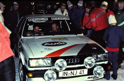 Stig Blomqvist - Bjorn Cederberg
33º International Swedish Rally 1983. Audi 80 Quattro (IN-NJ 41). Clasificado 2º.

Del 11 al 13 de Febrero, Karlstad, Suecia.
Superficie: nieve - hielo.

El Rally tenia un total de 1505.00 km de los que 476.10 km divididos en 25 tramos eran especiales (uno de ellas fue cancelada SS12 Radasjon de 6 Km).

Se inscribieron 137 equipos, tomaron la salida 137, finalizaron 67.@
Palabras clave: Stig_Blomqvist;Audi;Quattro;Grupo_B;Suecia;1983;Personajes