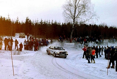 Stig Blomqvist - Bjorn Cederberg
33º International Swedish Rally 1983. Audi 80 Quattro (IN-NJ 41). Clasificado 2º.

Del 11 al 13 de Febrero, Karlstad, Suecia.
Superficie: nieve - hielo.

El Rally tenia un total de 1505.00 km de los que 476.10 km divididos en 25 tramos eran especiales (uno de ellas fue cancelada SS12 Radasjon de 6 Km).

Se inscribieron 137 equipos, tomaron la salida 137, finalizaron 67.@
Palabras clave: Stig_Blomqvist;Audi;Quattro;Grupo_B;Suecia;1983;Nieve