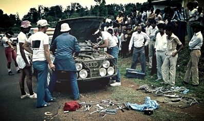 Asistencia del Equipo Audi Sport en el 31º Marlboro Safari Rally 1983
En el Audi Quattro A1 (IN-YC 19) de Michèle Mouton - Fabrizia Pons, clasificada 3ª.

Del 30 de Marzo al 4 de Abril, Nairobi, Kenya, África.
Superficie: tierra.

El Rally tenia un total de 5035 km en los que 1620.95 km se encontraban 26 controles horarios.

Tomaron la salida 78 equipos, finalizaron 22.@
Palabras clave: Michele_Mouton;Audi;Quattro;Grupo_B;Safari;1983;Womens;Mujeres;Asistencias