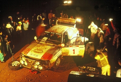 Asistencia del Equipo Audi Sport en el 31º Marlboro Safari Rally 1983
En el Audi Quattro A1 (IN-YC 19) de Michèle Mouton - Fabrizia Pons, clasificada 3ª.

Del 30 de Marzo al 4 de Abril, Nairobi, Kenya, África.
Superficie: tierra.

El Rally tenia un total de 5035 km en los que 1620.95 km se encontraban 26 controles horarios.

Tomaron la salida 78 equipos, finalizaron 22.@
Palabras clave: Michele_Mouton;Audi;Quattro;Grupo_B;Safari;1983;Womens;Mujeres;Asistencias