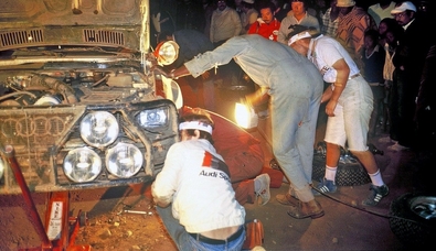 Asistencia del Equipo Audi Sport en el 31º Marlboro Safari Rally 1983
En el Audi Quattro A1 (IN-YC 19) de Michèle Mouton - Fabrizia Pons, clasificada 3ª.

Del 30 de Marzo al 4 de Abril, Nairobi, Kenya, África.
Superficie: tierra.

El Rally tenia un total de 5035 km en los que 1620.95 km se encontraban 26 controles horarios.

Tomaron la salida 78 equipos, finalizaron 22.@
Palabras clave: Michele_Mouton;Audi;Quattro;Grupo_B;Safari;1983;Womens;Mujeres;Asistencias