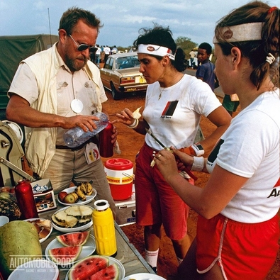 31º Marlboro Safari Rally 1983
Michèle Mouton cogiendo fuerzas en un descanso durante una de las Asistencias del Equipo Audi Sport.

Audi Quattro A1 (IN-YC 19). Clasificada 3ª.
Copiloto Fabrizia Pons.

Del 30 de Marzo al 4 de Abril, Nairobi, Kenya, África.
Superficie: tierra.

El Rally tenia un total de 5035 km en los que 1620.95 km se encontraban 26 controles horarios.

Tomaron la salida 78 equipos, finalizaron 22.@
Palabras clave: Michele_Mouton;Audi;Quattro;Grupo_B;Safari;1983;Womens;Mujeres;Personajes