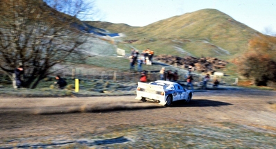 Attilio Bettega - Maurizio Perissinot
13º Sanyo Rally of New Zealand 1983. Lancia Rally 037 (TO-Y67910). Clasificado 3º.

Éste Rally disputado en su totalidad sobre superficie de grava habi­an 2 especiales con mas de 50 Km, SS11 y SS28, dos de mas de 60 Km, SS13 y SS14, otra de mas de 70 Km, SS30, y una mas, SS19 de 95.09 Km.

Del 25 al 28 de Junio, Auckland, Nueva Zelanda.
Superficie: tierra.

El Rally tenia un total de 2.622 km de los que 1071.09 km divididos en 33 tramos eran especiales.

Tomaron la salida 59 equipos, finalizaron 33.
@
Palabras clave: Lancia;Nueva_Zelanda;Grupo_B;1983