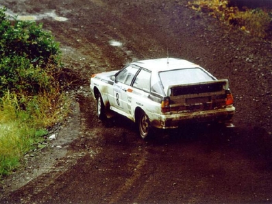 Stig Blomqvist - Björn Cederberg
30º Rothmans Acropolis Rally 1983. Audi Quattro A2 (IN-NN 17). Clasificado 3º.

Del 30 de Mayo al 2 de Junio, Atenas, Grecia.
Superficie: tierra.

El Rally tenia un total de 2264 km de los que 843.30 km divididos en 45 tramos eran especiales, (uno de ellos fue cancelado SS22 Tsouka de 6.57 km).

Tomaron la salida 120 equipos, finalizaron 36.@
Palabras clave: Stig_Blomqvist;Audi;Quattro;Grupo_B;Grecia;1983;Acropolis