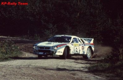 Markku Alén - Ilkka Kivimäki
33º 1000 Lagos Rally 1983. Lancia Rally 037 (TO-X98907). Clasificado 3º.

Del 26 al 28 de Agosto, Jyväskylä, Finlandia.
Superficie: tierra.

El Rally tenia un total de 1461.00 km de los que 472.63 km divididos en 50 tramos, eran especiales.

Se inscribieron 180 equipos, tomaron la salida 174, finalizaron 71.

Foto de Kari Pesonen
@
Palabras clave: Markku_Alen;Ilkka_Kivimaki;Lancia;Finlandia;1983;Grupo_B