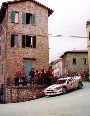 Attilio Bettega - Maurizio Perissinot
25º Rally Sanremo 1983. Lancia Rally 037. Clasificado 3º.

Del 2 al 7 de Octubre, Sanremo, Liguria, Imperia, Italia.
Superficie: Asfalto - tierra

El Rally tenia un total de 2695.00 km de los que 775.89 km divididos en 58 tramos, eran especiales.

Se inscribieron 97 equipos, tomaron la salida 97, finalizaron 36.

Foto en Chiusdino
@
Palabras clave: Attilio_Bettega;Lancia;Rally;Grupo_B;Sanremo;1983;Chiusdino