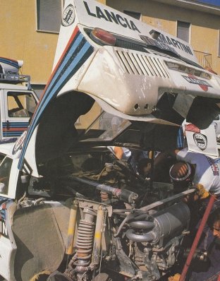 Asistencia del Equipo Martini Lancia en el 25º Rally Sanremo 1983
En el Lancia Rally 037 de Attilio Bettega - Maurizio Perissinot, clasificado 3º.

Del 2 al 7 de Octubre, Sanremo, Liguria, Imperia, Italia.
Superficie: Asfalto - tierra

El Rally tenia un total de 2695.00 km de los que 775.89 km divididos en 58 tramos, eran especiales.

Se inscribieron 97 equipos, tomaron la salida 97, finalizaron 36.@
Palabras clave: Attilio_Bettega;Lancia;Rally;Grupo_B;Sanremo;1983;Asistencias