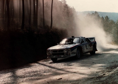 Walter Röhrl - Christian Geistdörfer
17º Rallye de Portugal - Vinho do Porto 1983. Lancia Rally 037 (TO Y67909). Clasificado 3º.

Del 2 al 5 de Marzo, Estoril, Lisboa, Portugal. Superficie: asfalto - tierra.

El Rally tenia un total de 2325 km de los que 642 km divididos en 43 tramos eran especiales (3 de ellos fueron cancelados SS12 Figueira de Foz de 9 Km, SS13 Prestimo de 12,50 Km, SS14 Vouga de 10 Km).

Tomaron la salida 86 equipos, finalizaron 31.@
Palabras clave: Walter_Röhrl;Lancia;Rally;Grupo_B;Portugal;1983