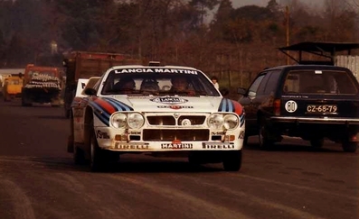 Walter Röhrl - Christian Geistdörfer
17º Rallye de Portugal - Vinho do Porto 1983. Lancia Rally 037 (TO Y67909). Clasificado 3º.

Del 2 al 5 de Marzo, Estoril, Lisboa, Portugal. Superficie: asfalto - tierra.

El Rally tenia un total de 2325 km de los que 642 km divididos en 43 tramos eran especiales (3 de ellos fueron cancelados SS12 Figueira de Foz de 9 Km, SS13 Prestimo de 12,50 Km, SS14 Vouga de 10 Km).

Tomaron la salida 86 equipos, finalizaron 31.@
Palabras clave: Walter_Röhrl;Lancia;Rally;Grupo_B;Portugal;1983