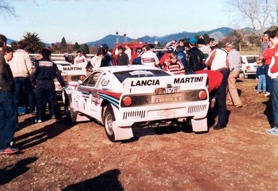 Attilio Bettega - Maurizio Perissinot
13º Sanyo Rally of New Zealand 1983. Lancia Rally 037 (TO-Y67910). Clasificado 3º.

Éste Rally disputado en su totalidad sobre superficie de grava habi­an 2 especiales con mas de 50 Km, SS11 y SS28, dos de mas de 60 Km, SS13 y SS14, otra de mas de 70 Km, SS30, y una mas, SS19 de 95.09 Km.

Del 25 al 28 de Junio, Auckland, Nueva Zelanda.
Superficie: tierra.

El Rally tenia un total de 2.622 km de los que 1071.09 km divididos en 33 tramos eran especiales.

Tomaron la salida 59 equipos, finalizaron 33.
@
Palabras clave: Attilio_Bettega;Maurizio_Perissinot;Lancia;Nueva_Zelanda;1983;Grupo_B