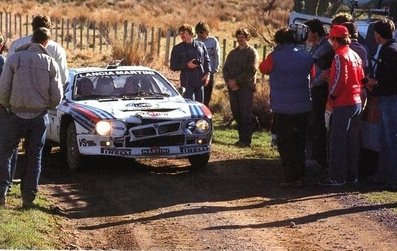 Attilio Bettega - Maurizio Perissinot
13º Sanyo Rally of New Zealand 1983. Lancia Rally 037 (TO-Y67910). Clasificado 3º.

Éste Rally disputado en su totalidad sobre superficie de grava habi­an 2 especiales con mas de 50 Km, SS11 y SS28, dos de mas de 60 Km, SS13 y SS14, otra de mas de 70 Km, SS30, y una mas, SS19 de 95.09 Km.

Del 25 al 28 de Junio, Auckland, Nueva Zelanda.
Superficie: tierra.

El Rally tenia un total de 2.622 km de los que 1071.09 km divididos en 33 tramos eran especiales.

Tomaron la salida 59 equipos, finalizaron 33.
@
Palabras clave: Attilio_Bettega;Maurizio_Perissinot;Lancia;Nueva_Zelanda;1983;Grupo_B