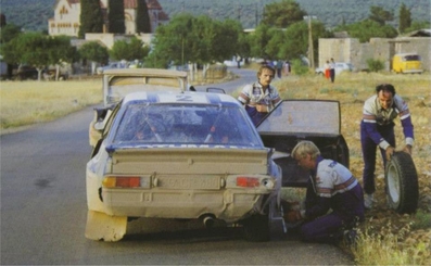 Ari Vatanen - Terry Harryman
30º Rothmans Acropolis Rally 1983. Opel Manta 400 (GG-CP 680). Clasificado 4º.

Delante está el Opel Manta 400 (GG-CM 997) de su compañero de Equipo Henri Toivonen - Fred Gallagher, abandonó por accidente en SS33 Aghios Ionnis de 13,52 km.

En la foto se puede ver a Ari Vatanen cambiando la rueda, Terry Harryman llevando la rueda y Fred Gallagher entre los dos coches.

Del 30 de Mayo al 2 de Junio, Atenas, Grecia.
Superficie: tierra.

El Rally tenia un total de 2264 km de los que 843.30 km divididos en 45 tramos eran especiales, (uno de ellos fue cancelado SS22 Tsouka de 6.57 km).

Tomaron la salida 120 equipos, finalizaron 36.
@
Palabras clave: ;Opel;Manta;Grupo_B;Acropolis;1983;Personajes;Grecia