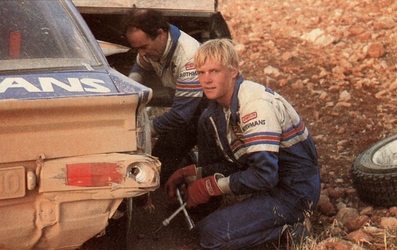 Ari Vatanen - Terry Harryman
30º Rothmans Acropolis Rally 1983. Opel Manta 400 (GG-CP 680). Clasificado 4º.

En la foto se puede ver a Ari Vatanen cambiando la rueda y a su copiloto Terry Harryman a su lado.

Del 30 de Mayo al 2 de Junio, Atenas, Grecia.
Superficie: tierra.

El Rally tenia un total de 2264 km de los que 843.30 km divididos en 45 tramos eran especiales, (uno de ellos fue cancelado SS22 Tsouka de 6.57 km).

Tomaron la salida 120 equipos, finalizaron 36.
@
Palabras clave: ;Terry_Harryman;Opel;Manta;Grecia;Grupo_B;1983;Acropolis;Personajes
