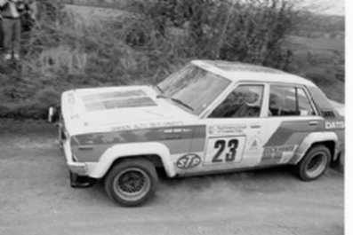 Kidney - Scott
44º Rothmans Circuit of Ireland Rally 1983. Datsun Violet GT. Clasificado 4º.

Del 1 al 5 de Abril, Belfast, Irlanda del Norte.

El Rally tenia un total de 864.82 Km cronometrados divididos en 5 etapas y 54 tramos eran especiales (2 de ellos fueron cancelados SS34 Glen Ellen de 13.26 km y SS41 Ballybuck de 17.28km).

Tomaron la salida 105 equipos, finalizaron 34.@
Palabras clave: Datsun;Violet;Circuit_Ireland;Irlanda;1983