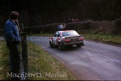 Kidney - Scott
44º Rothmans Circuit of Ireland Rally 1983. Datsun Violet GT. Clasificado 4º.

Del 1 al 5 de Abril, Belfast, Irlanda del Norte.

El Rally tenia un total de 864.82 Km cronometrados divididos en 5 etapas y 54 tramos eran especiales (2 de ellos fueron cancelados SS34 Glen Ellen de 13.26 km y SS41 Ballybuck de 17.28km).

Tomaron la salida 105 equipos, finalizaron 34.@
Palabras clave: Datsun;Violet;Circuit_Ireland;Irlanda;1983