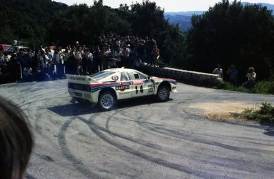 Attilio Bettega - Maurizio Perissinot
27º Tour de Corse - Rallye de France 1983. Lancia Rally 037 (TO Y09061). Clasificado 4º.

Del 5 al 7 de Mayo, Ajaccio, Córcega, Francia.
Superficie: asfalto.

El Rally tenia un total de 1715.10 km de los que 1066.10 km divididos en 32 tramos eran especiales.

Tomaron la salida 178 equipos, finalizaron 57.@
Palabras clave: Attilio_Bettega;Lancia;Rally;Corcega;Grupo_B;1983;Corse