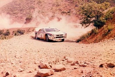 Attilio Bettega - Maurizio Perissinot
30º Rothmans Acropolis Rally 1983. Lancia Rally 037. Clasificado 5º.

Del 30 de Mayo al 2 de Junio, Atenas, Grecia.
Superficie: tierra.

El Rally tenia un total de 2264 km de los que 843.30 km divididos en 45 tramos eran especiales, (uno de ellos fue cancelado SS22 Tsouka de 6.57 km).

Tomaron la salida 120 equipos, finalizaron 36.@
Palabras clave: ;Lancia;Rally;Grupo_B;Acropolis;Grecia;1983