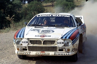 Attilio Bettega - Maurizio Perissinot
30º Rothmans Acropolis Rally 1983. Lancia Rally 037. Clasificado 5º.

Del 30 de Mayo al 2 de Junio, Atenas, Grecia.
Superficie: tierra.

El Rally tenia un total de 2264 km de los que 843.30 km divididos en 45 tramos eran especiales, (uno de ellos fue cancelado SS22 Tsouka de 6.57 km).

Tomaron la salida 120 equipos, finalizaron 36.@
Palabras clave: ;Lancia;Grecia;Grupo_B;1983;Acropolis