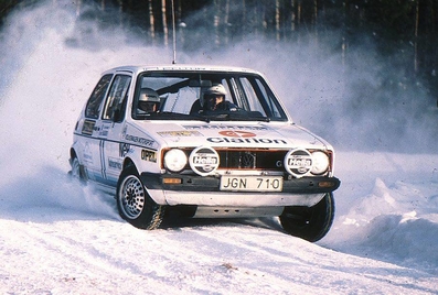 Karl-Erik (Kalle) Grundel - Rolf Melleroth
33º International Swedish Rally 1983. Volkswagen Golf GTi (JGN 710). Clasificado 5º.

Del 11 al 13 de Febrero, Karlstad, Suecia.
Superficie: nieve - hielo.

El Rally tenia un total de 1505.00 km de los que 476.10 km divididos en 25 tramos eran especiales (uno de ellas fue cancelada SS12 Radasjon de 6 Km).

Se inscribieron 137 equipos, tomaron la salida 137, finalizaron 67.@
Palabras clave: Kalle_Grundel;Golf;Volkswagen;GTi;Suecia;1983;Nieve