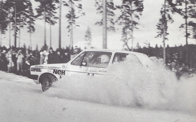Karl-Erik (Kalle) Grundel - Rolf Melleroth
33º International Swedish Rally 1983. Volkswagen Golf GTi (JGN 710). Clasificado 5º.

Del 11 al 13 de Febrero, Karlstad, Suecia.
Superficie: nieve - hielo.

El Rally tenia un total de 1505.00 km de los que 476.10 km divididos en 25 tramos eran especiales (uno de ellas fue cancelada SS12 Radasjon de 6 Km).

Se inscribieron 137 equipos, tomaron la salida 137, finalizaron 67.@
Palabras clave: Kalle_Grundel;Golf;Volkswagen;GTi;Suecia;1983;Nieve