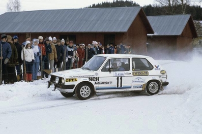 Karl-Erik (Kalle) Grundel - Rolf Melleroth
33º International Swedish Rally 1983. Volkswagen Golf GTi (JGN 710). Clasificado 5º.

Del 11 al 13 de Febrero, Karlstad, Suecia.
Superficie: nieve - hielo.

El Rally tenia un total de 1505.00 km de los que 476.10 km divididos en 25 tramos eran especiales (uno de ellas fue cancelada SS12 Radasjon de 6 Km).

Se inscribieron 137 equipos, tomaron la salida 137, finalizaron 67.@
Palabras clave: Kalle_Grundel;Golf;Volkswagen;GTi;Suecia;1983;Nieve