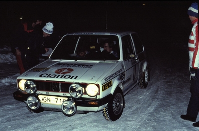 Karl-Erik (Kalle) Grundel - Rolf Melleroth
33º International Swedish Rally 1983. Volkswagen Golf GTi (JGN 710). Clasificado 5º.

Del 11 al 13 de Febrero, Karlstad, Suecia.
Superficie: nieve - hielo.

El Rally tenia un total de 1505.00 km de los que 476.10 km divididos en 25 tramos eran especiales (uno de ellas fue cancelada SS12 Radasjon de 6 Km).

Se inscribieron 137 equipos, tomaron la salida 137, finalizaron 67.@
Palabras clave: Kalle_Grundel;Golf;Volkswagen;GTi;Suecia;1983
