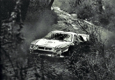 Markku Alén - Ilkka Kivimäki
3º Marlboro Rally Argentina San Carlos de Bariloche 1983. Lancia Rally 037 (TO Y88745). Clasificado 5º.

Del 2 al 6 de Agosto, Buenos Aires, San Carlos de Bariloche, Argentina.
Superficie: tierra.

El Rally tenia un total de 3244.00 Km de los que 1254.34 divididos en 18 tramos eran especiales.

Habían 3 tramos de mas de 100 Km cronometrados:
SS3 Zapala - Rahue de 108.60 Km
SS9 Cholila - Esquel de 106.30 Km
SS12 Norquinco - Pilcaniyeu de 104.60 Km.

Tomaron la salida 94 equipos, finalizaron 27.
@
Palabras clave: Markku_Alen;Lancia;Rally;Argentina;Grupo_B;1983