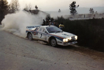 Adartico Vudafieri - Maurizio Perissinot
17º Rally de Portugal - Vinho do Porto 1983. Lancia Rally 037 (TO Y67910). Clasificado 5º.

Del 2 al 5 de Marzo, Estoril, Lisboa, Portugal.
Supeficie: asfalto - tierra.

El Rally tenia un total de 2325 km de los que 674.50 km divididos en 43 tramos eran especiales (3 de ellos fueron cancelados SS12 Figueira de Foz de 9 Km, SS13 Prestimo de 12,50 Km, SS14 Vouga de 10 Km).

Tomaron la salida 86 equipos, finalizaron 31.@
Palabras clave: ;Lancia;Rally;Grupo_B;Portugal;1983