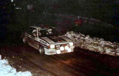 Henri Toivonen - Fred Gallagher
51º Rallye Automobile de Monte-Carlo 1983. Opel Ascona 400, (GG-CK 217). Clasificado 6º.
Rothmans Opel Rally Team

Del 22 al 28 de Enero, Monte-Carlo.
Superficie: asfalto - nieve.

RMC clasificó a todos los equipos que terminaron el "Parcours Commun" (después de SS21).
De los 150 equipos, solo los 100 mejores pudieron competir en el último tramo "Parcours Final".
Los equipos que no completaron todas las etapas recibieron tiempos de penalización, incluso para aquellos que no terminaron el último tramo.
86 equipos completaron todo el rally, dos fueron descalificados.

El Rally tenia un total de 4197 km de los que 709 km divididos en 31 tramos eran especiales, (2 de ellas fue canceladas SS6 Pont des Miolans de 22 Km y SS15 St Jeans en Royans de 38 Km).

Se inscribieron 263 equipos, tomaron la salida 250, finalizaron 149.
@
Palabras clave: Henri_Toivonen;Opel;Ascona;Montecarlo;Grupo_B;1983