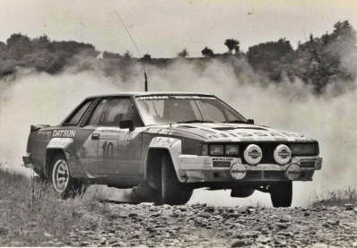Shekhar Mehta - Yvonne Mehta
30º Rothmans Acropolis Rally 1983. Nissan 240RS, (14938). Clasificado 6º.

Del 30 de Mayo al 2 de Junio, Atenas, Grecia.
Superficie: tierra.

El Rally tenia un total de 2264 km de los que 843.30 km divididos en 45 tramos eran especiales, (uno de ellos fue cancelado SS22 Tsouka de 6.57 km).

Tomaron la salida 120 equipos, finalizaron 36.@
Palabras clave: Shekhar_Mehta;Yvonne_Mehta;Nissan;Grupo_B;Grecia;1986;Acropolis