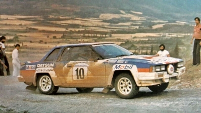 Shekhar Mehta - Yvonne Mehta
30º Rothmans Acropolis Rally 1983. Nissan 240RS (14938). Clasificado 6º.

Del 30 de Mayo al 2 de Junio, Atenas, Grecia.
Superficie: tierra.

El Rally tenia un total de 2264 km de los que 843.30 km divididos en 45 tramos eran especiales, (uno de ellos fue cancelado SS22 Tsouka de 6.57 km).

Tomaron la salida 120 equipos, finalizaron 36.@
Palabras clave: Shekhar_Mehta;Yvonne_Mehta;Nissan;Grupo_B;Grecia;1986;Acropolis