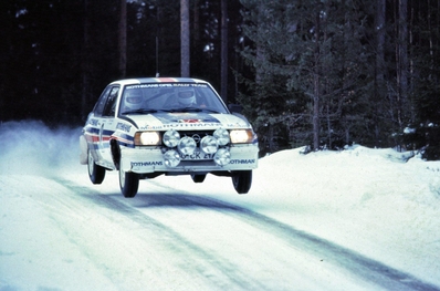 Ari Vatanen - Terry Harryman
33º International Swedish Rally 1983. Opel Ascona 400 (GG-CK 217). Clasificado 6º.

Del 11 al 13 de Febrero, Karlstad,
Superficie: nieve - hielo.

El Rally tenia un total de 1505.00 km de los que 476.10 km divididos en 25 tramos eran especiales (uno de ellas fue cancelada SS12 Radasjon de 6 Km).

Se inscribieron 137 equipos, tomaron la salida 137, finalizaron 67.@
Palabras clave: ;Terry_Harryman;Opel;Ascona;Grupo_B;Suecia;1983;nieve;