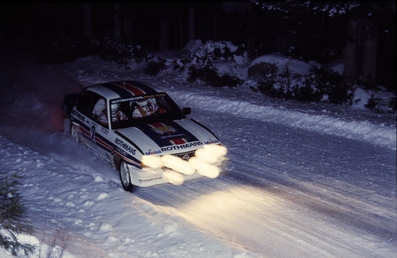 Ari Vatanen - Terry Harryman
33º International Swedish Rally 1983. Opel Ascona 400 (GG-CK 217). Clasificado 6º.

Del 11 al 13 de Febrero, Karlstad,
Superficie: nieve - hielo.

El Rally tenia un total de 1505.00 km de los que 476.10 km divididos en 25 tramos eran especiales (uno de ellas fue cancelada SS12 Radasjon de 6 Km).

Se inscribieron 137 equipos, tomaron la salida 137, finalizaron 67.@
Palabras clave: ;Terry_Harryman;Opel;Ascona;Grupo_B;Suecia;1983;nieve