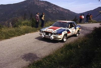 Anthony (Tony) Pond - Rob Arthur
27º Tour de Corse - Rallye de France 1983. Nissan 240RS (UIA 4275). Clasificado 6º.

Del 5 al 7 de Mayo, Ajaccio, Córcega, Francia.
Superficie: asfalto.

El Rally tenia un total de 1715.10 km de los que 1066.10 km divididos en 32 tramos eran especiales.

Tomaron la salida 178 equipos, finalizaron 57.@

Palabras clave: Tony_Pond;Nissan;Grupo_B;Corse;Corcega;1983
